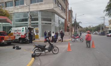 Colisión entre dos motocicletas en avenida Perón dejó cuatro personas con lesiones leves
