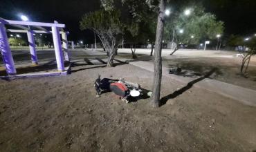 Motociclista perdió el control y terminó sobre una plazoleta: fue hospitalizado