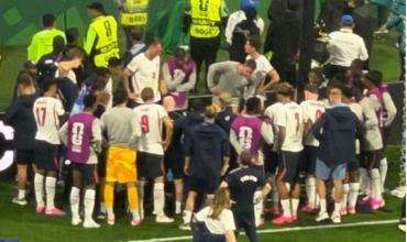 Se fue en camilla: Jordan Henderson sufrió una preocupante caída durante los festejos de Inglaterra por la victoria ante México