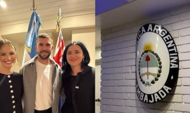 Tim Payne, en modo argentino: fue a la Embajada de Nueva Zelanda por el Día de la Independencia