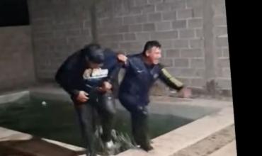 El frío no los frenó: dos vecinos de Polco celebraron el triunfo de Argentina lanzándose a una pileta