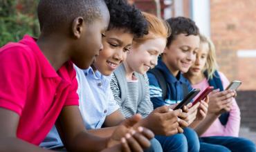 Expertos de la UE instan a restringir el uso de redes sociales a niños menores de 13 años
