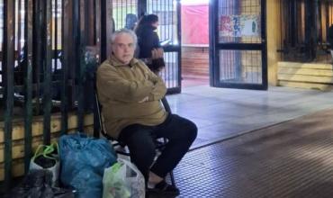 La dramática historia de Panchi: sufrió dos ACV y denuncia que lo desalojaron de la escuela donde vivió 62 años