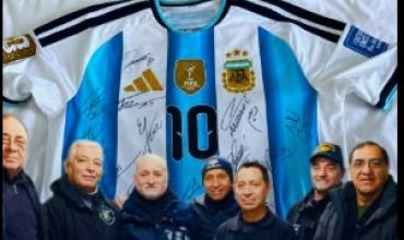La Selección cumplió el sueño de los veteranos de Malvinas y les enviará una camiseta firmada por todo el plantel