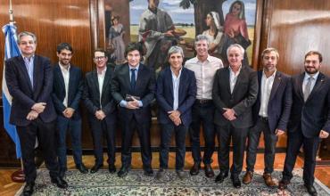 El Gobierno festeja la baja de la inflación, pero atiende encuestas que lo ponen al límite con la oposición