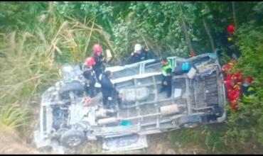 Una combi cayó a un abismo en Perú: 14 muertos