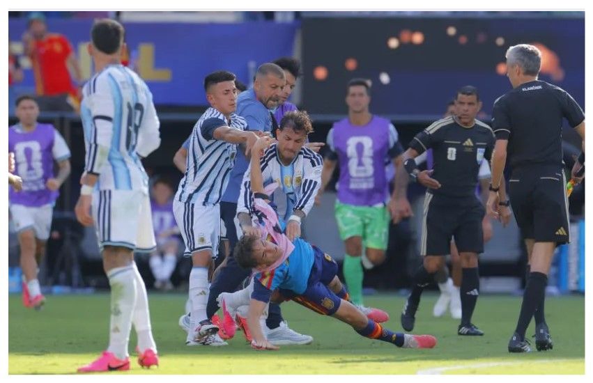 El ataque de furia de Paredes tras la final del Mundial: agarró del cuello a Eric García, revolcó a Gavi y fue expulsado