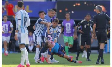 El ataque de furia de Paredes tras la final del Mundial: agarró del cuello a Eric García, revolcó a Gavi y fue expulsado