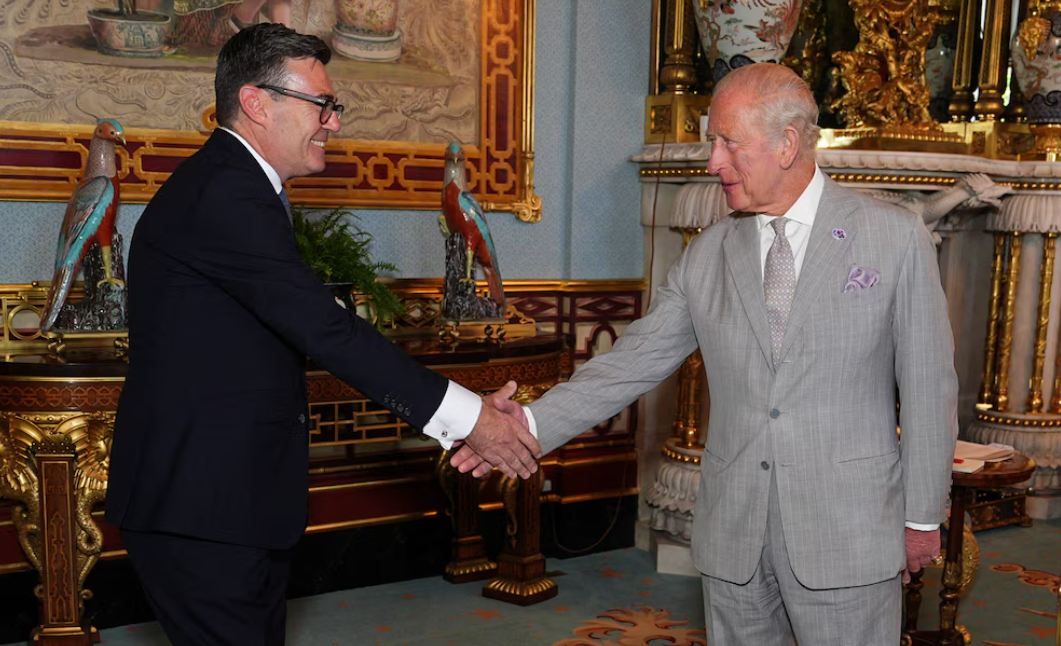 Andy Burnham asumió como primer ministro británico tras ser recibido por el rey Carlos III
