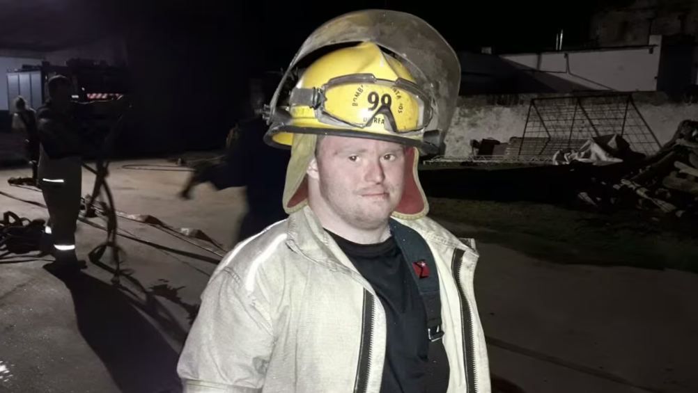 Tiene síndrome de Down, una imagen despertó su vocación de ser bombero y decidió perseguir su sueño pese a las duda