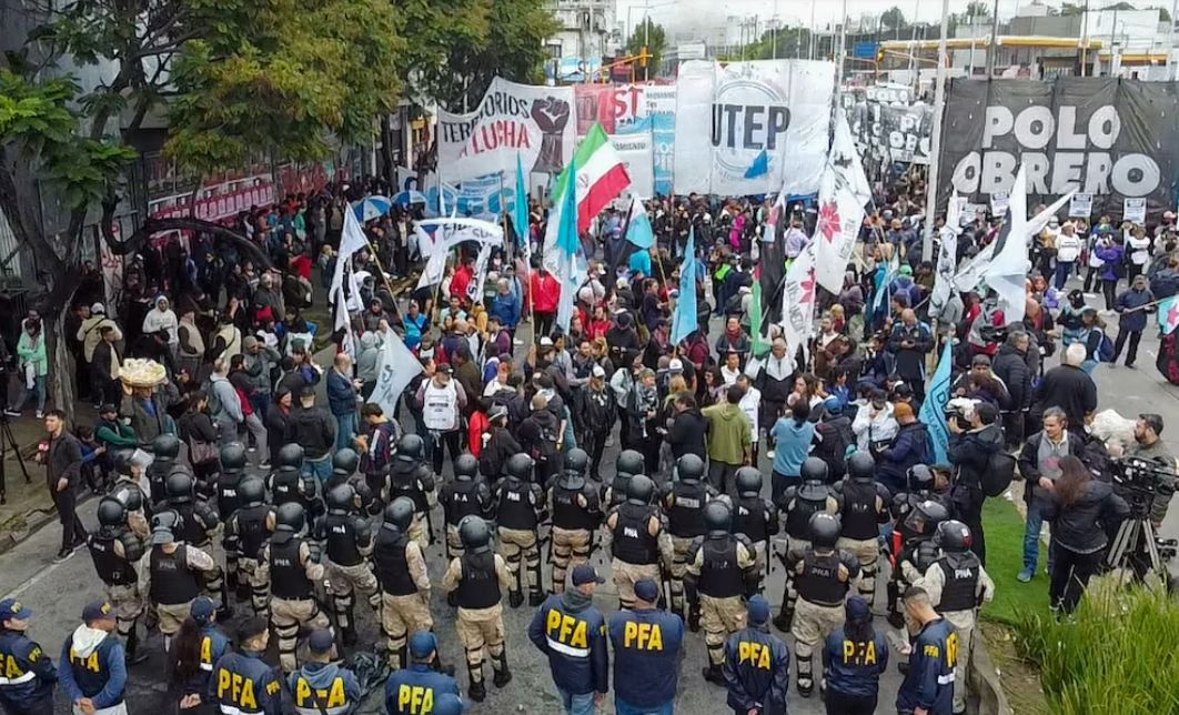 Marchas y piquetes: los movimientos sociales cortarán accesos en rechazo a la baja del programa Volver al Trabajo