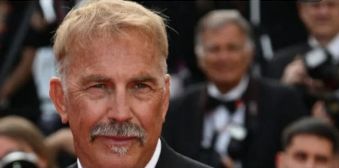Una mujer fue estafada por un falso Kevin Costner: dijo que mantuvieron una relación durante meses