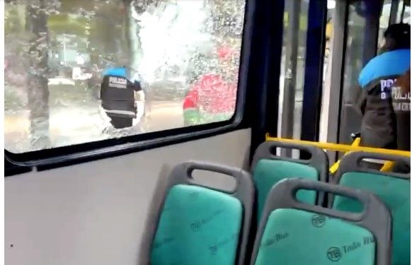 Ordenaron la internación voluntaria del acusado por arrojar piedras a un colectivo y herir a dos pasajeros