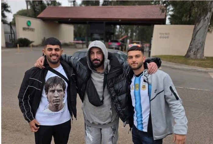 Viajaron 40 horas desde Palestina a Rosario, montaron guardia en la casa de Lionel Messi y esperan poder conocerlo