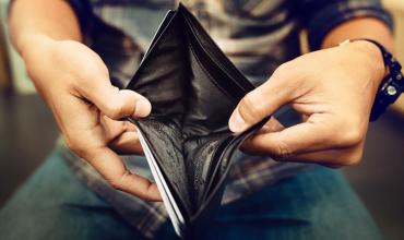 Por la caída de los salarios, los argentinos siguen perdiendo poder adquisitivo tras pagar gastos fijos