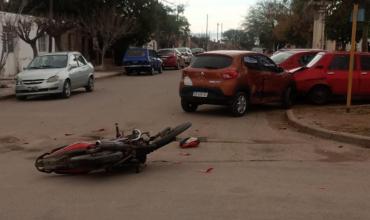 Chepes: un policía resultó con lesiones leves tras chocar con un automóvil que terminó impactando contra un vehículo estacionado