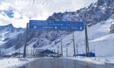 Más de 1.500 camiones permanecen varados y Mendoza prepara un operativo para liberar el Paso Cristo Redentor