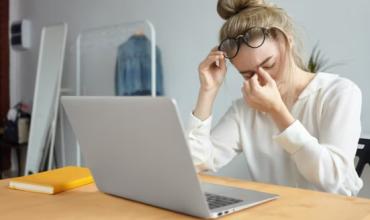Crecen las consultas por “ojo seco": la calefacción podría reducir la productividad laboral
