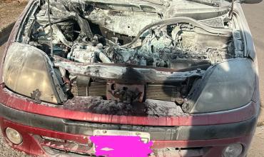 Se incendió un auto en plena avenida: una explosión inició el fuego en el motor