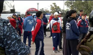 Tras el episodio del micro baleado en Uruguay, reforzaron los controles a hinchas de Nacional en la previa del partido ante Tigre