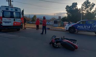 Fuerte choque entre dos motocicletas en una concurrida esquina de la Capital: un hombre fue hospitalizado