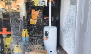 Robo en un comercio de avenida San Francisco: sustrajeron una hidrolavadora tras romper una vidriera