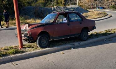 Un conductor se descompensó al volante y chocó contra una columna de alumbrado en Chilecito