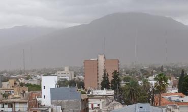 El fuerte viento provocó caída de postes, voladura de chapas y una intensa nube de tierra en Capital