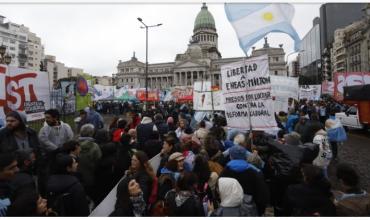 Bajo la lluvia, organizaciones concentran frente al Congreso contra de la Ley de Propiedad Privada