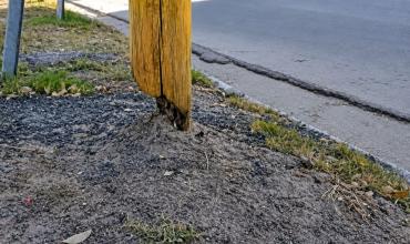Advierten por un poste a punto de caer en el barrio Santa Rosa