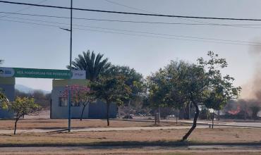 Importante incendio en el autódromo generó una densa columna de humo