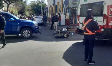 Una mujer resultó herida tras un choque entre una camioneta y una motocicleta