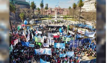 Masiva marcha a Plaza de Mayo por San Cayetano de sindicatos y organizaciones sociales