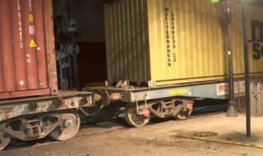 Un tren de carga chocó a un colectivo con pasajeros en La Boca: hubo siete heridos
