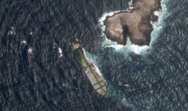 Alerta en Omán: la mancha de petróleo de un buque de la flota fantasma rusa encallado tiene 390 kilómetros cuadrados