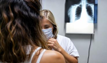 Los extranjeros no residentes deben pagar por atención médica: en qué hospitales públicos se aplicará la medida