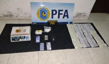 Tres allanamientos simultáneos por venta de drogas: secuestraron cocaína, vehículos y una millonaria suma de dinero