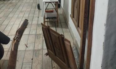 Intentaron ingresar a una vivienda tras derribar la puerta y huyeron al activarse una alarma