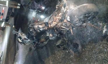 Una motocicleta quedó destruida por un incendio en el barrio Evita