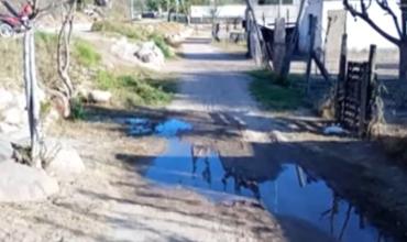 Vecinos del barrio La Rodadera reclaman por una pérdida de agua que afecta sus viviendas