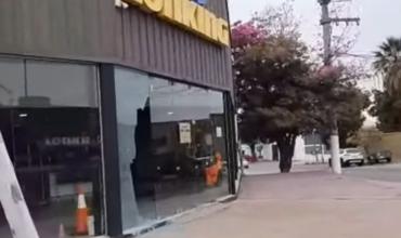 Investigan daños en un comercio de avenida Angelelli y Primero de Marzo