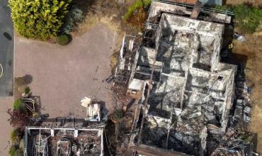 Infierno en un lujoso club de golf inglés: el fuego consumió mansiones en medio de la sequía y altas temperaturas