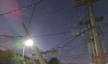 Un camión enganchó una luminaria y provocó su caída en pleno centro
