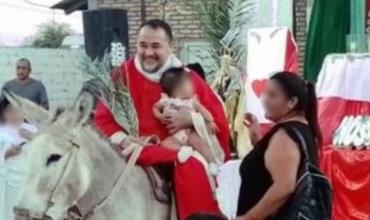 Un sacerdote chocó a un grupo de jóvenes que iban en moto y escapó: su insólita justificación