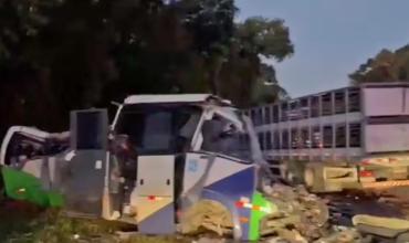 Brasil: al menos 22 personas mueren en choque entre camión y autobús que trasladaba pacientes a hospitales