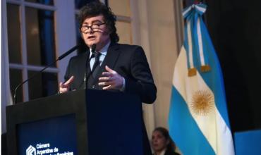 Javier Milei apuntó contra el aborto: habló de "asesinar niños en el vientre" y "la locura de los pañuelitos verdes"