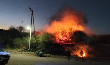 Incendio en una vivienda movilizó a Bomberos en Villa Castelli