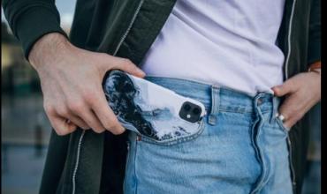 Le arrebataron el celular del bolsillo y escaparon en una moto
