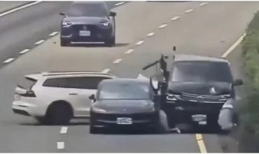Tragedia en una autopista de Vietnam: tres personas murieron tras bajar de sus autos luego de un choque