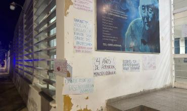 Alumnos colocaron carteles en un instituto de Capital para reclamar por la falta de docentes